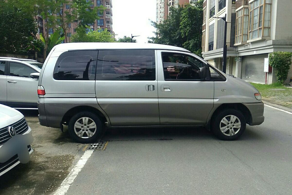 菱智1 6l商务车